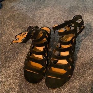 black strappy wedged heel with tie in the back